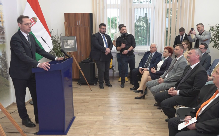 KORTÁRS REMEKMŰVEKKEL GAZDAGODOTT KARCAG