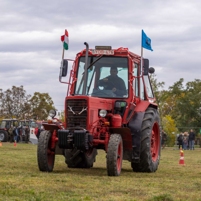 Traktoros ügyességi verseny