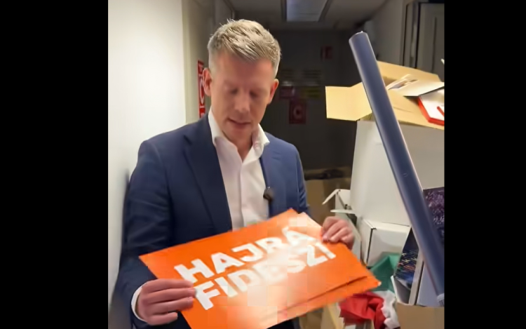 Magyar Péter feljelentést tesz, fidezses szóróanyagokat talált az egykori Építési és Közlekedési Minisztérium pincéjében