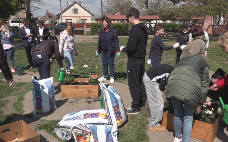 „SZÉPÍTSÜK EGYÜTT A KÖZNEVELÉST!” -VIRÁGÜLTETÉS A KISKULCSOSIBAN