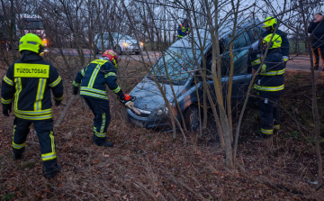  Árokba sodródott egy autó Jászárokszállásnál
