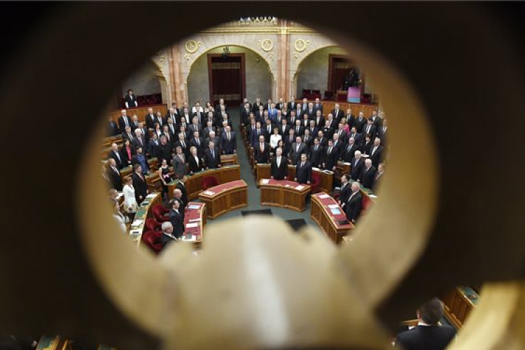 A pedofíliával szembeni szigorúbb fellépésről tárgyal a parlament 