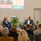 Ferencz Orsolya űrkutató, űrkutatásért felelős miniszteri biztos lakossági fóruma