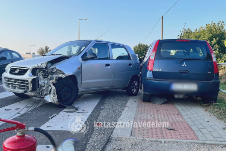 Három autó ütközött Szolnokon