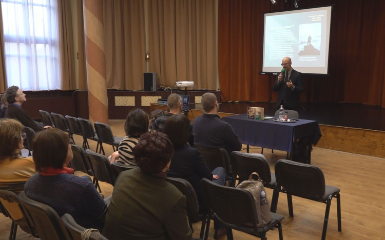  CSIZI NORBERT ELŐADÁSA A KÖNYVTÁRBAN