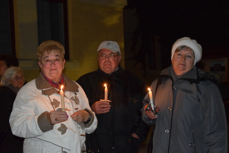 Meggyújtották az első adventi gyertyát