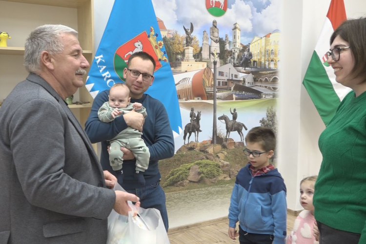 ÖRÜLNEK A BABACSOMAGNAK