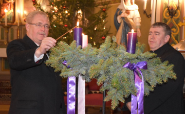 ADVENTI GYERTYAGYÚJTÁS