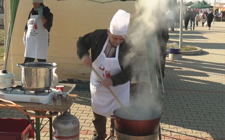 DISZNÓ GASZTRÓ-KARCAGI KOLBÁSZÍZESÍTŐ ÉS TOROSKÁPOSZTA-FŐZŐ VERSENY