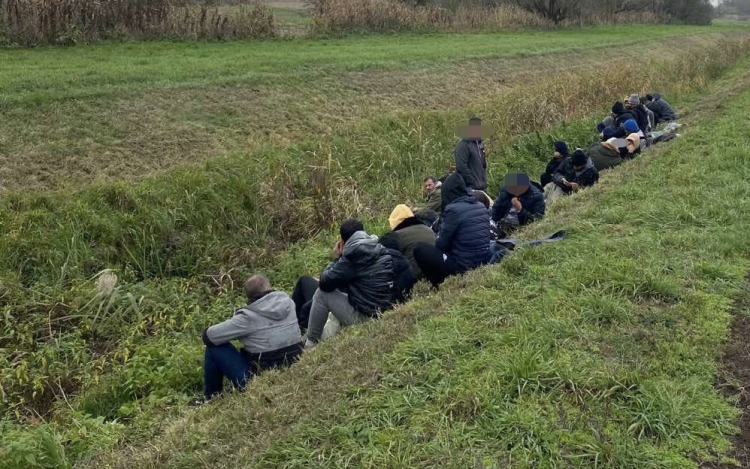 Bakondi: 250 ezernél is több határsértőt fogtak el idén eddig