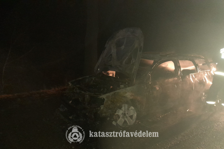  Kiégett egy gépkocsi Mezőhéknél
