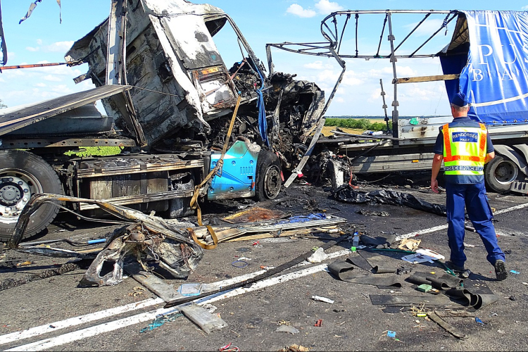 HALÁLOS KIMENETELŰ KÖZÚTI KÖZLEKEDÉSI BALESET TÖRTÉNT SZOLNOK KÜLTERÜLETÉN, A 4. SZÁMÚ FŐÚTON 