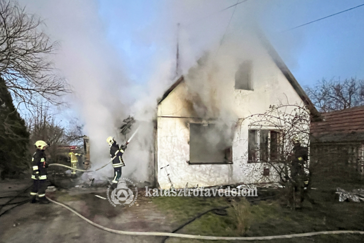  Leégett egy ház Újszászon