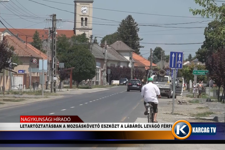 LETARTÓZTATÁSBAN A MOZGÁSKÖVETŐ ESZKÖZT A LÁBÁRÓL LEVÁGÓ FÉRFI 