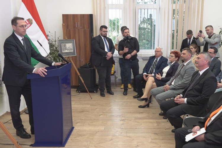 KORTÁRS REMEKMŰVEKKEL GAZDAGODOTT KARCAG