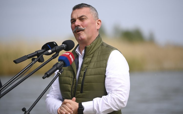 Kerékpáros kompokat adtak át a Tisza-tó melletti Tiszaderzsen