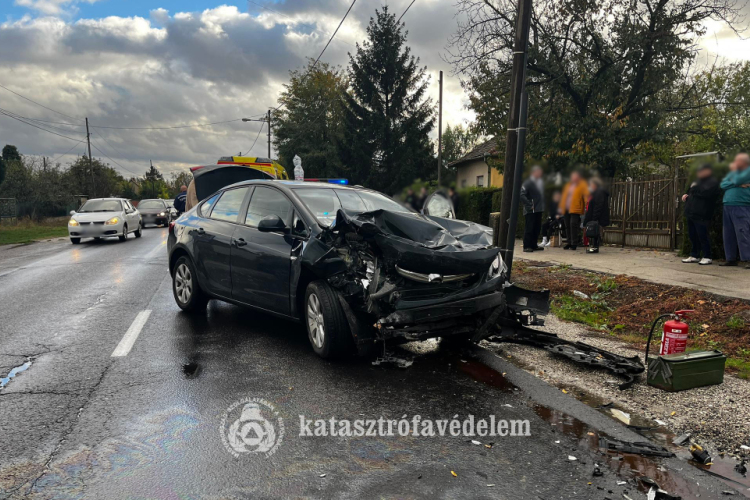 Autóbusszal ütközött egy gépkocsi Szolnokon