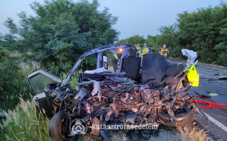  Busszal ütközött egy autó a 4-es főúton