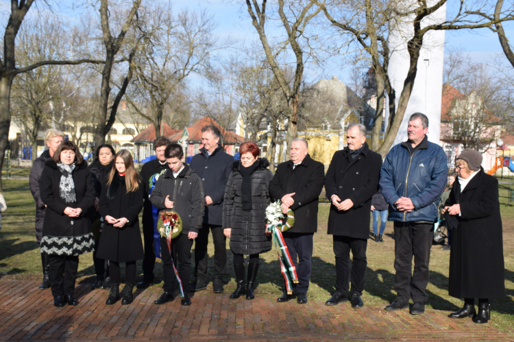 Megkoszorúzták Györffy István szobrát