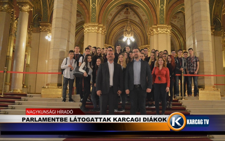 Parlamentbe látogattak a karcagi diákok