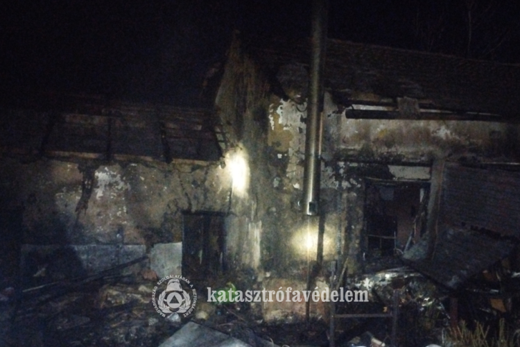  Kigyulladt egy melléképület Kunmadarason