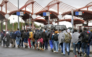 Csaknem 9500 migráns lépte át a magyar határt szombaton