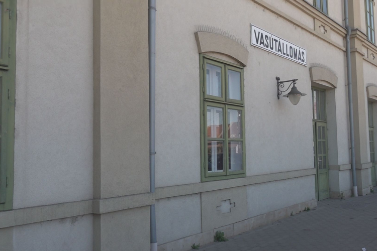 ALIG SZABADULT A BÖRTÖNBŐL, MÁRIS RABOLNI INDULT
