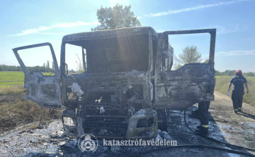 Kiégett egy teherautó Örményesnél
