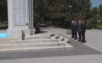 KOSZORÚK A HŐSÖK EMLÉKÉRE