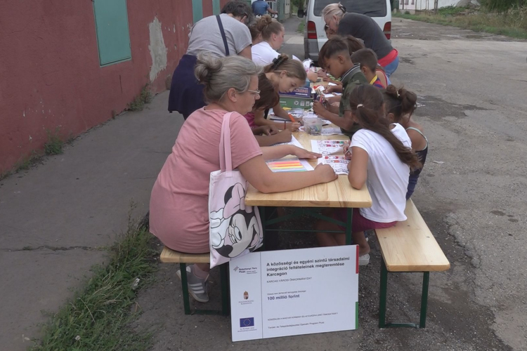 KÉZMŰVES FOGLALKOZÁS HÁTRÁNYOS HELYZETŰ GYEREKEKNEK