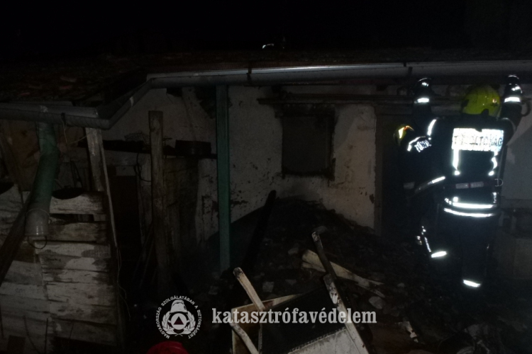 GÁZPALACKOK ROBBANTAK FEL A TŰZBEN