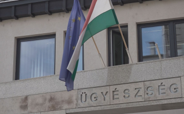 FIATALKORÚ GYERMEKÉVEL MENT LOPNI-LETARTÓZTATTÁK