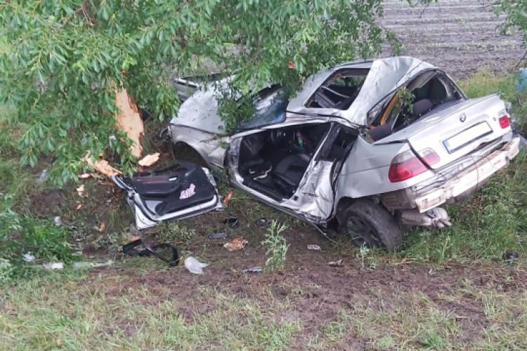 Fának hajtott egy autó Karcagnál