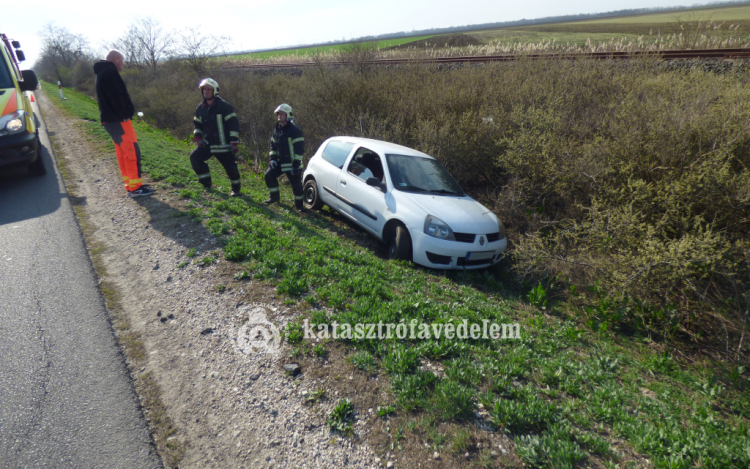  Lesodródott az útról egy autó Karcagnál