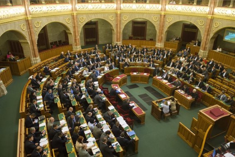 Ötnapos üléssel folytatja munkáját a parlament