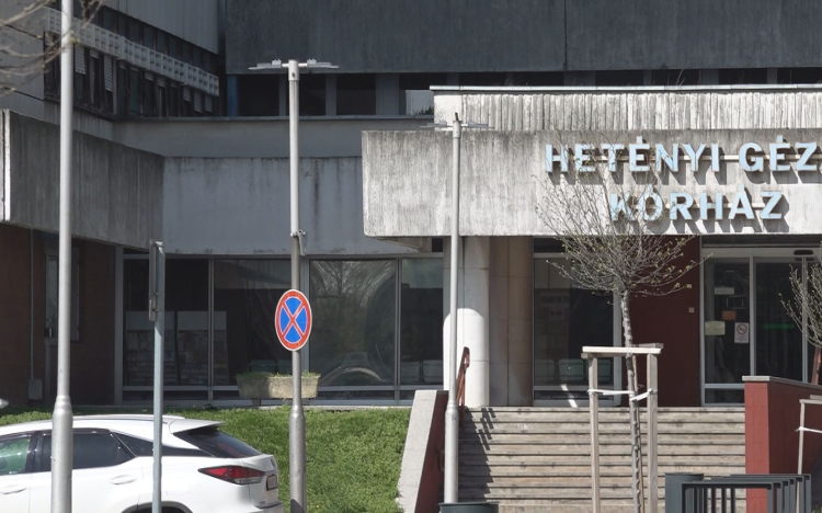 ISMÉT CSECSEMŐT HAGYTAK A SZOLNOKI INKUBÁTORBAN