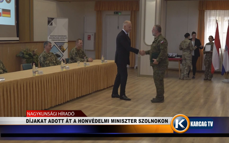 DÍJAKAT ADOTT ÁT A HONVÉDELMI MINISZTER SZOLNOKON