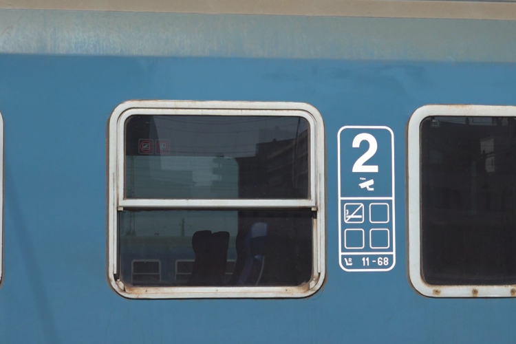 TERMÉSKÖVEKKEL TÖRTE BE A VONAT ABLAKÁT