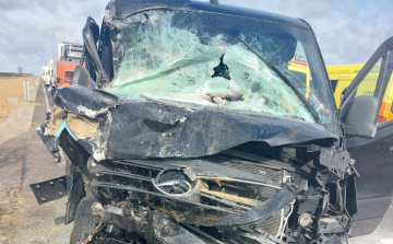 Teherautó ütközött kisbusszal Kisújszállásnál