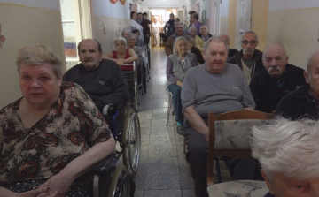 KÖSZÖNTÖTTÉK AZ IDŐSEKET A VARRÓ UTCAI IDŐSEK OTTHONÁBAN 