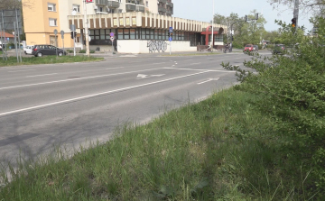 LUXUSAUTÓVAL SZÁGULDOZTAK