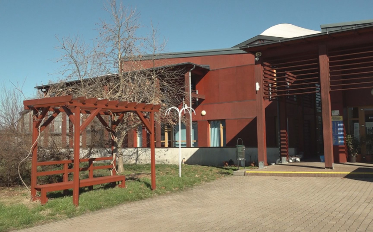 MOZGALMAS ÉV ELÉ NÉZ AZ AKÁCLIGET GYÓGY-ÉS STRANDFÜRDŐ