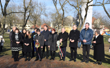 Megkoszorúzták Györffy István szobrát