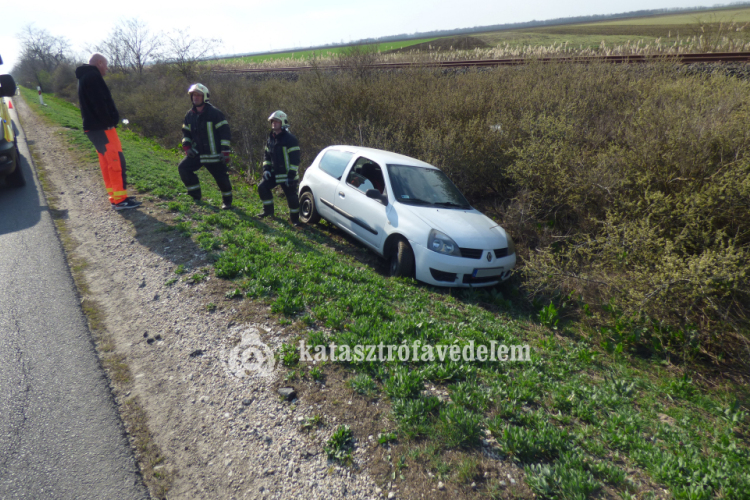  Lesodródott az útról egy autó Karcagnál