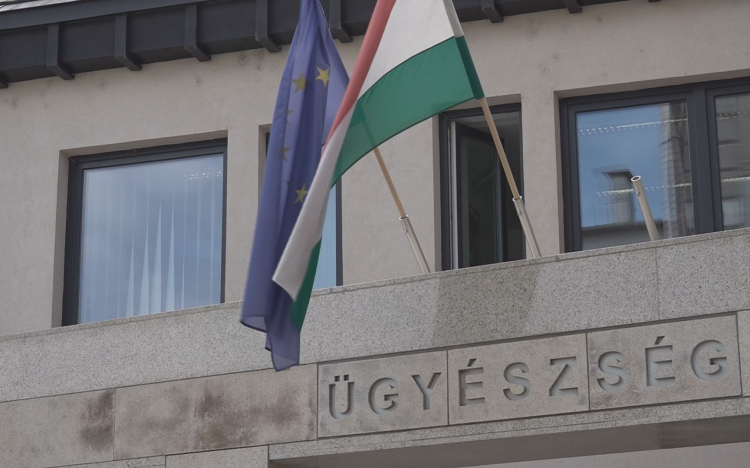 FIATALKORÚ GYERMEKÉVEL MENT LOPNI-LETARTÓZTATTÁK