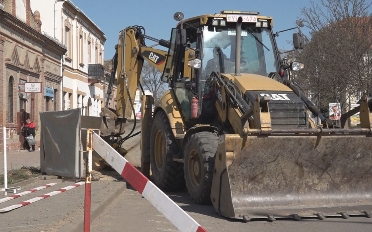ÚTFELÚJÍTÁS-MEGKEZDŐDTEK A MUNKÁLATOK