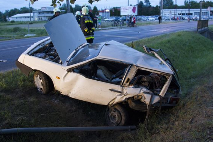 Végigelőzte a sort, majd balesetet okozott és meghalt a vétlen autós