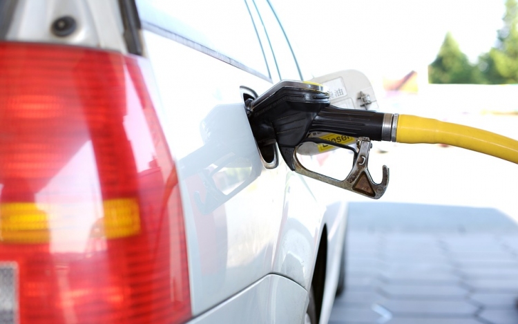 Csökken a benzin ára pénteken