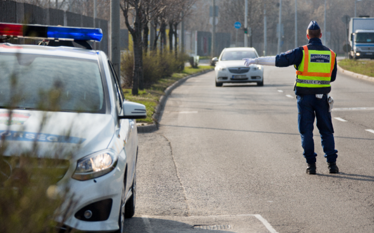 MÉG MINDIG AKAD FELELŐTLEN JÁRMŰVEZETŐ 