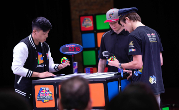 Dobogóig pörgette kockáját a magyar rubikos